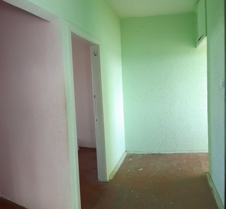 1 мкр 1 мактабни олдида квартира сотилади! Продаётся квартира!