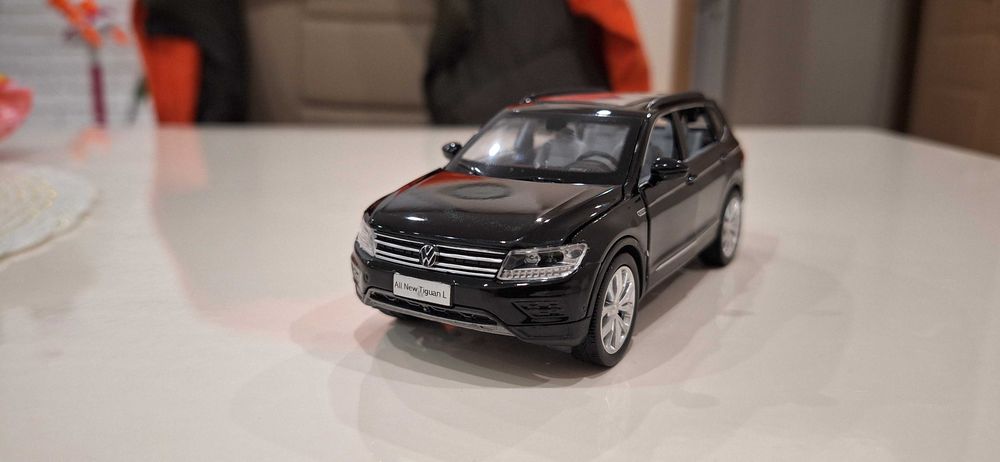 VW Tiguan 1:32 с отваряеми врати, капак, светещи фарове и стопове