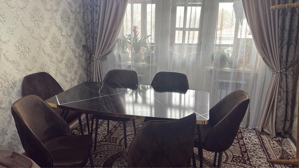 Стол стулья. В идеальном состоянии