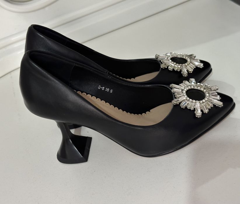 Қара туфли ,ақ туфли