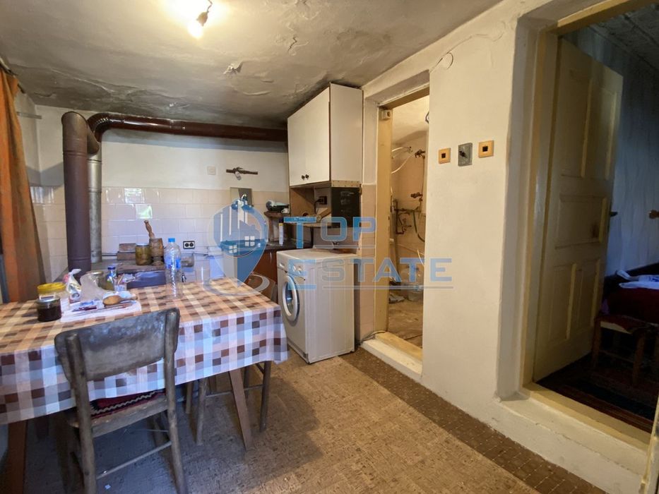 Тухлена къща с помещения за заведение и хранителен магазин в с. Нова