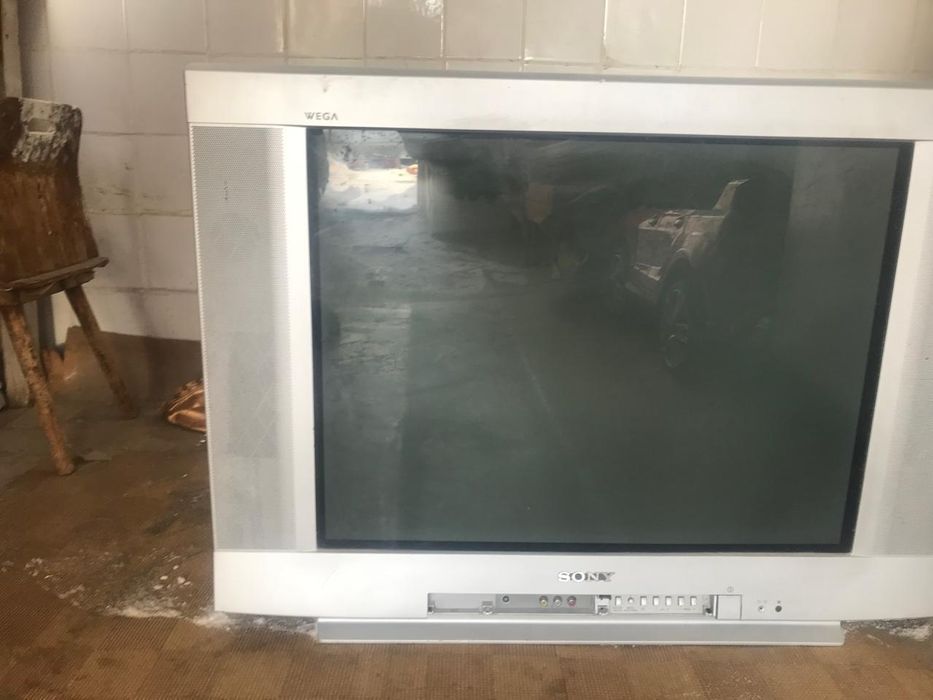 Продам два телевизора черный и серый