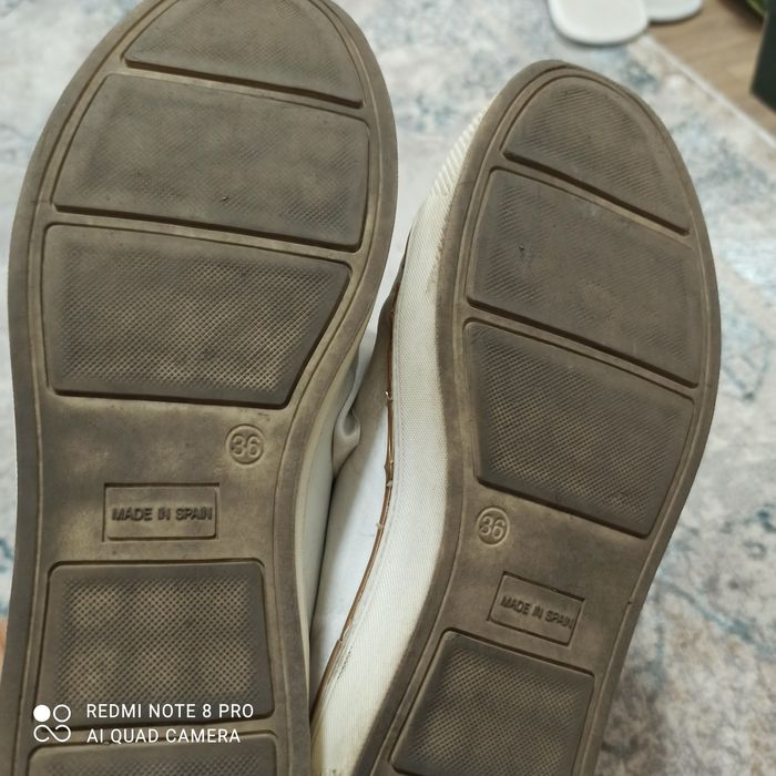 Белые, кожаные кроссовки.