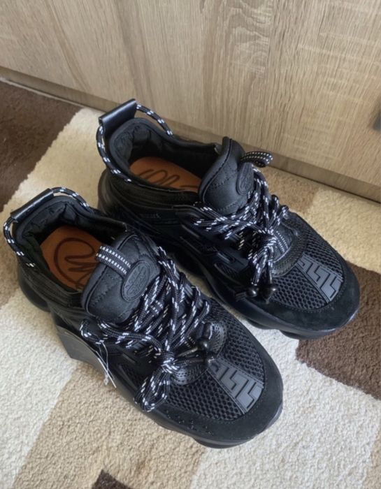 Versace chain reaction