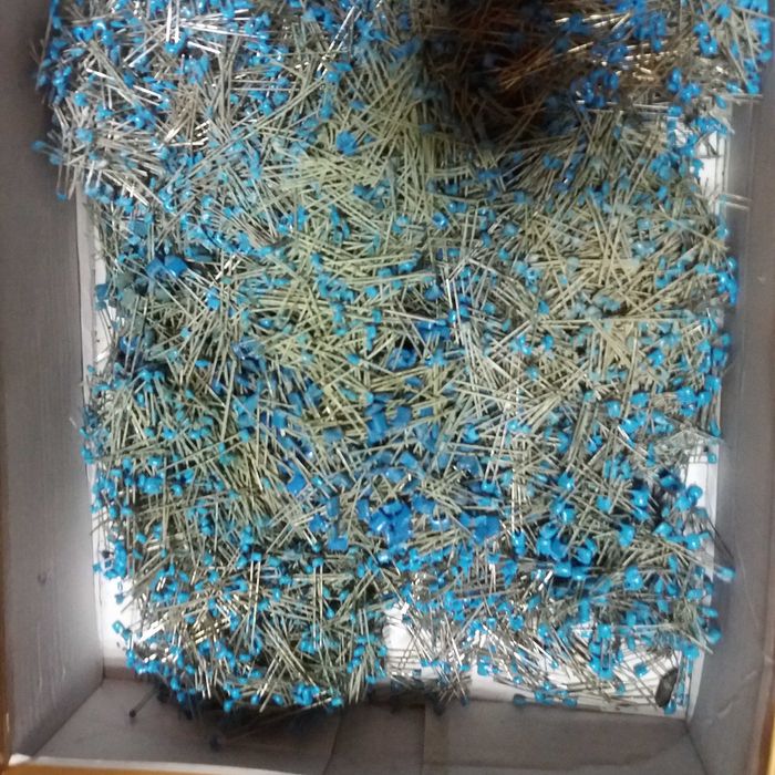 Продавам ел. части