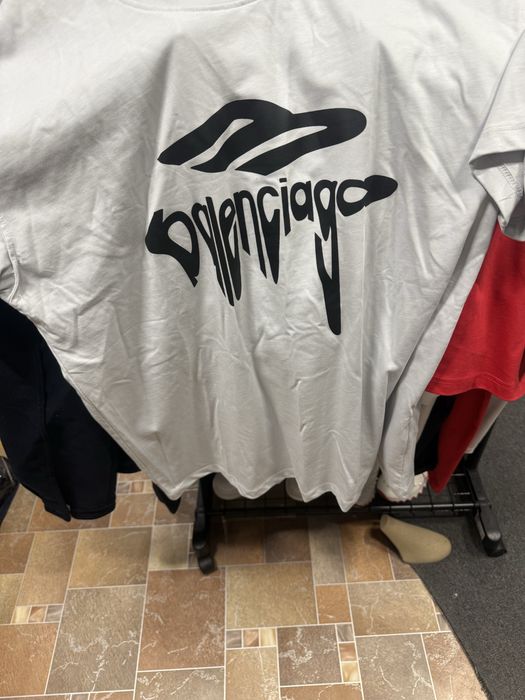 Продавам тениски на Balenciaga
