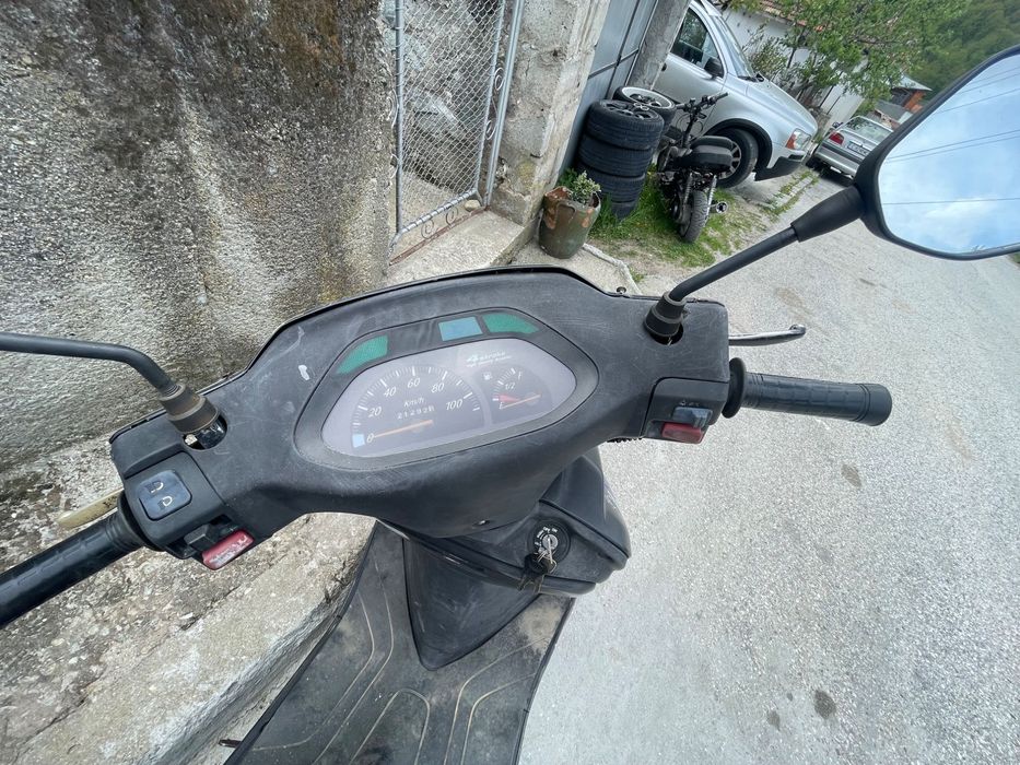 Стари скутери палят и вървят