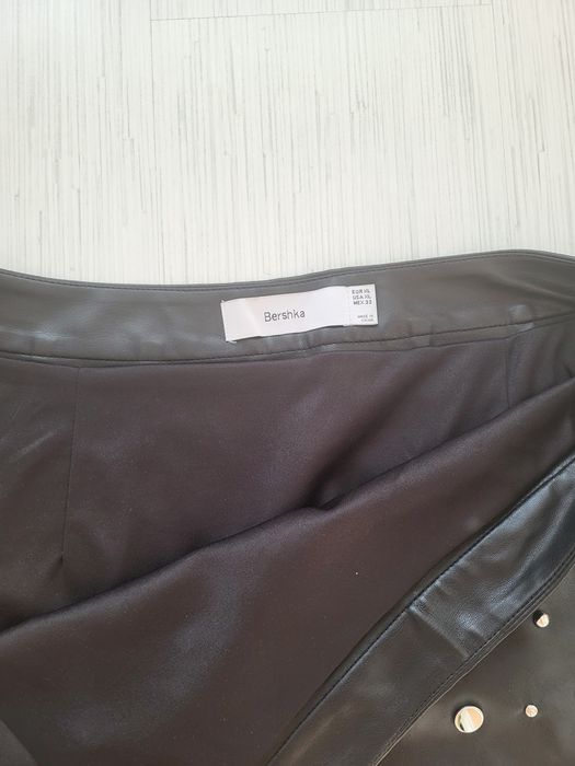 Кожена пола Bershka ,блуза PauseJeans