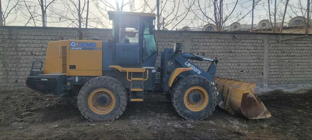 Продается фронтальный погрузчик XCMG LW300FN