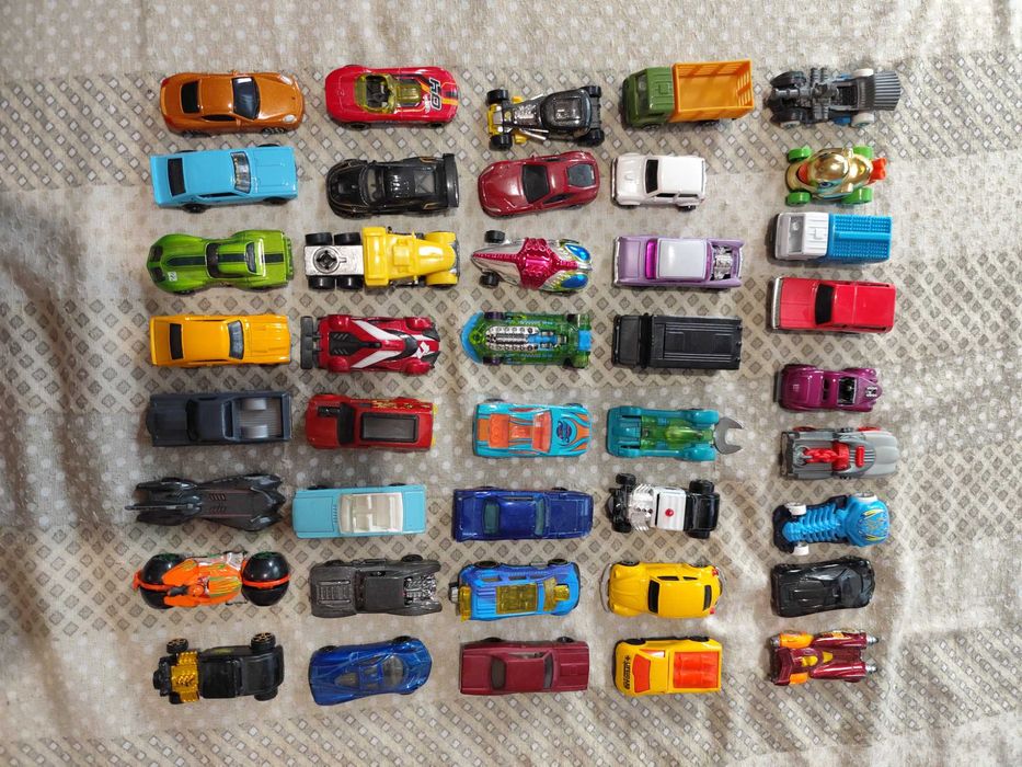 Hot Wheels - Мега транспортьор-автовоз с 40 колички към него