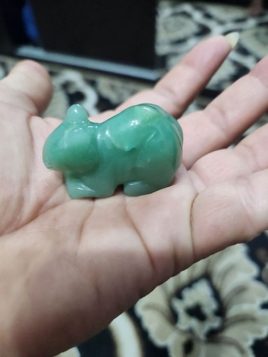 Нефритовая фигурка