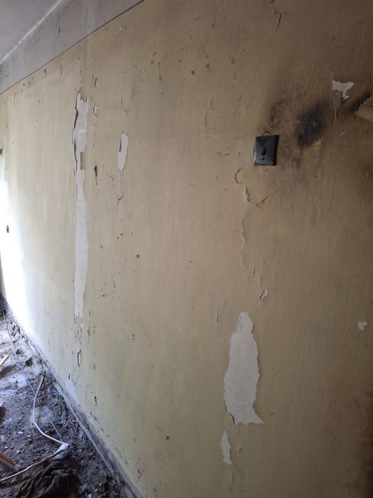 Демонтаж  штукатурки,  обоев, плитки.