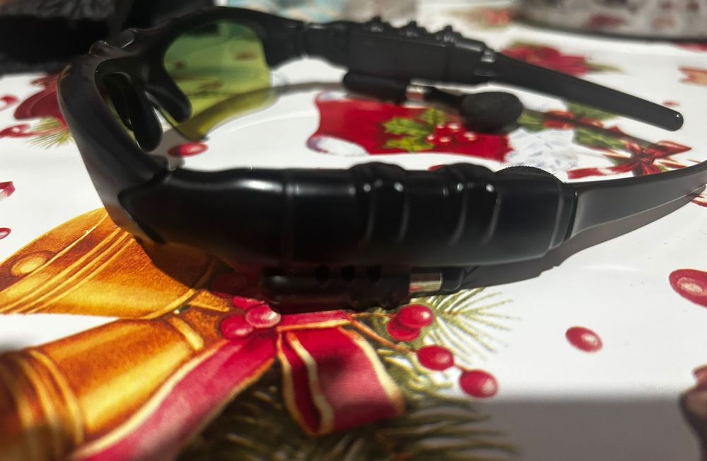 продам очки с наушником новый