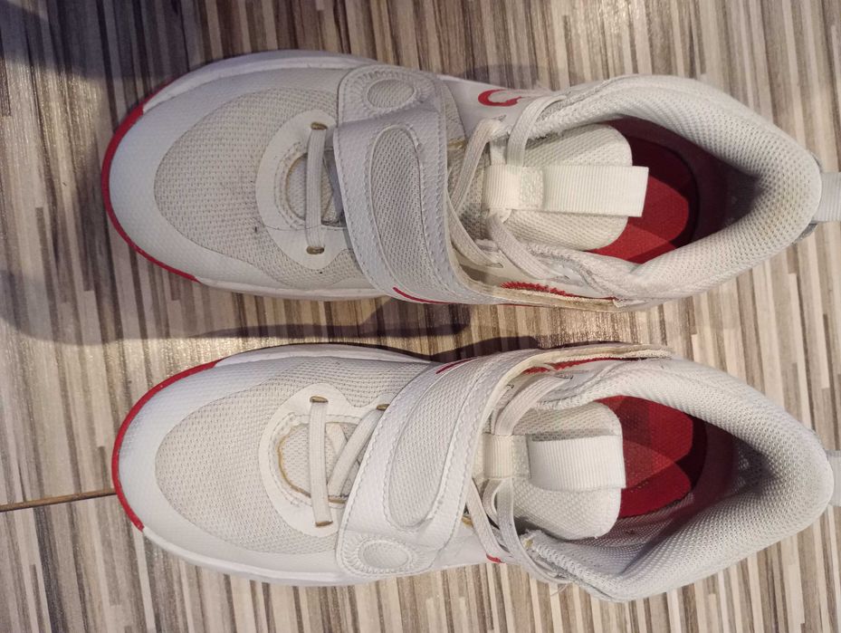 Бели-червени кецове