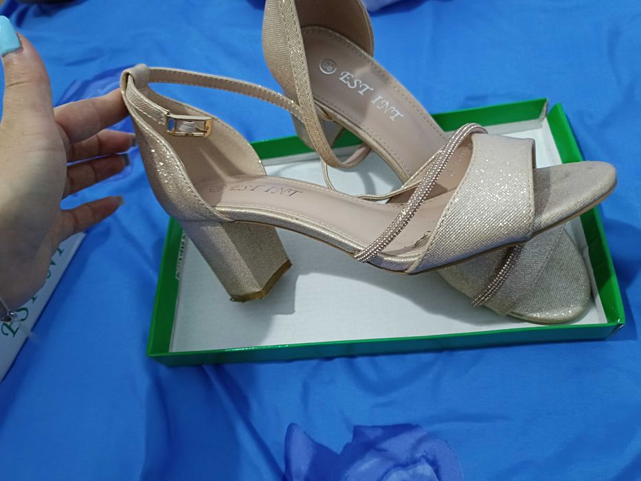 Vând rochie de ocazie lungă ,sandale Nr 38 , gentuță, agrafă !