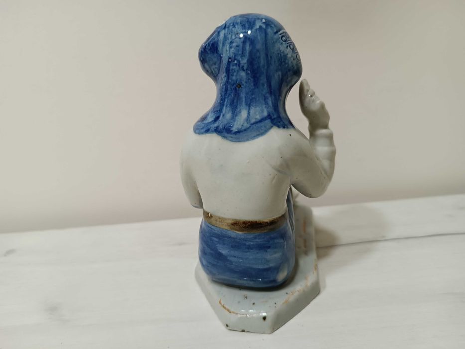 Статуэтка "Девушка за вышиванием". Старый Китай. Фарфор. Роспись.