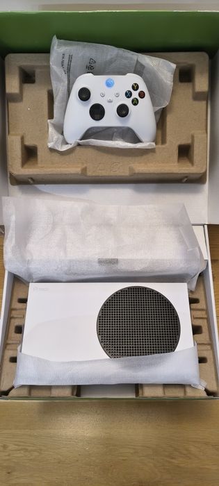 Xbox Series S & 1 controller