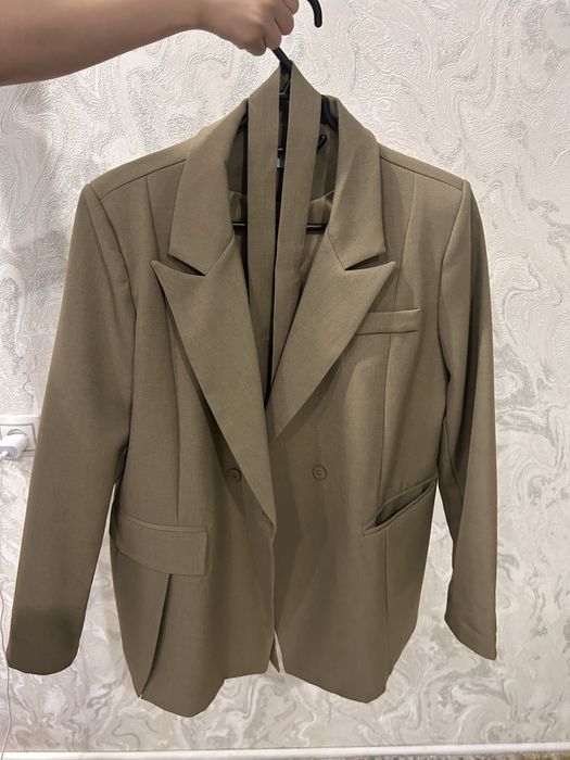 Костюм мен кыска шапан сатылады!