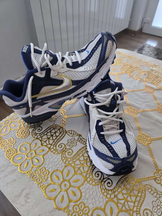 Adidasi NIKE nr 44 cu interior 28,5 stare IMPECABILA purtați doar de 4-5 ori