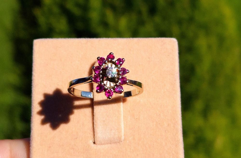 Inel vechi din aur de 18K cu rubine naturale si diamant natural