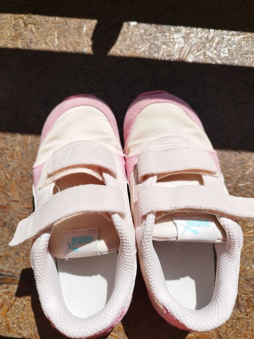 Продавам детски оригинални маратонки Пума