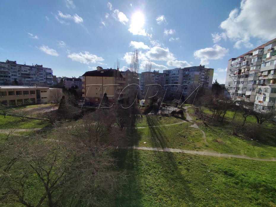 Давам под наем тристаен необзаведен 60кв.м.  ул. Царевец