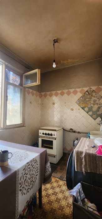 Продается Мирзо Улугбек район Кателний 2комнатная место отлично