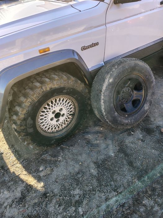 Vând jeep cherokee xj