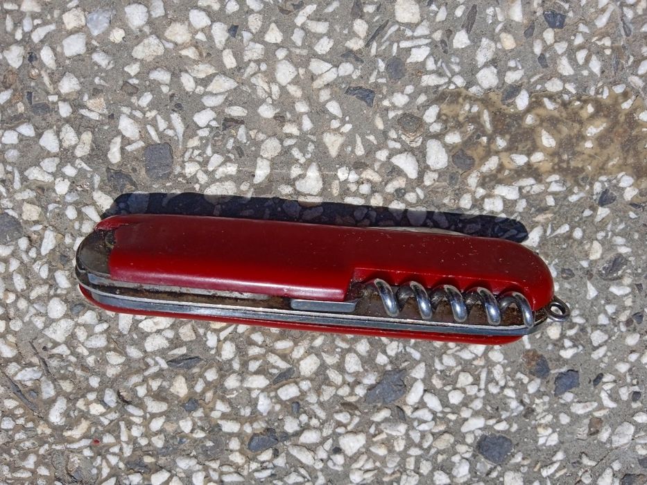 Продавам джобен нож.