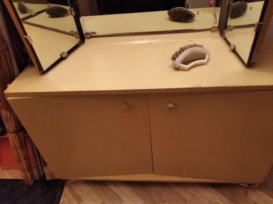 Трельяж тройные зеркала,на тумбочке