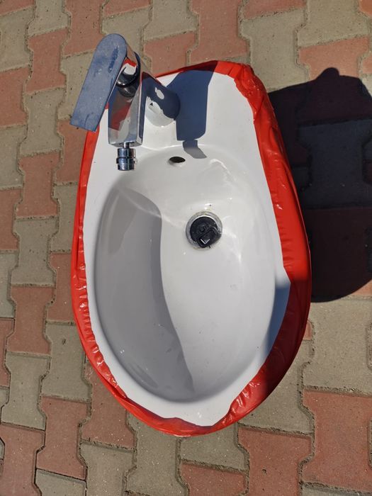 Bideu ceramic Fayans nou cu baterie si racorduri incluse