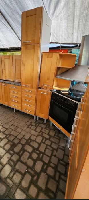 Mobilă bucătărie din lemn masiv cu electrocasnice Whirlpool