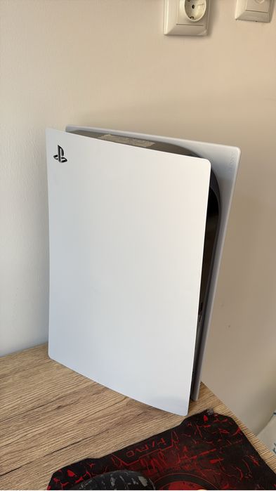 PlayStation 5 Slim Disc Edition (1TB) + 2 Manete (Citiți anunțul)
