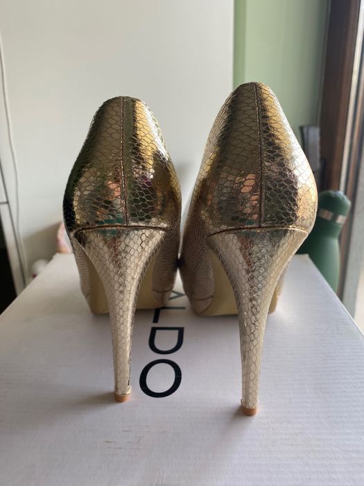 Златни обувки на ток / токчета