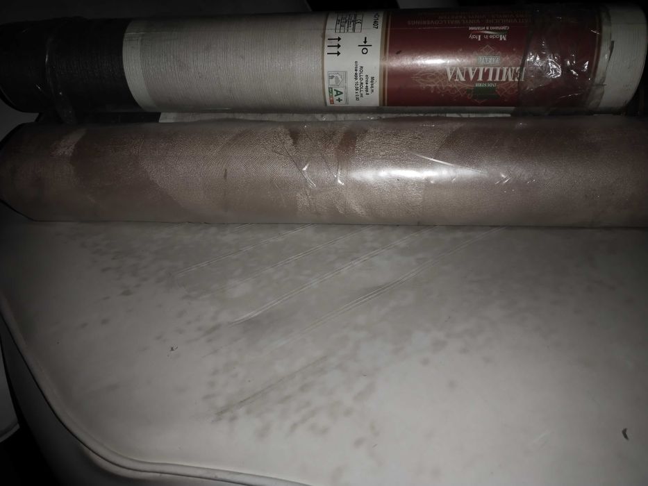 Разного цвета и размера обои, остаток после ремонта