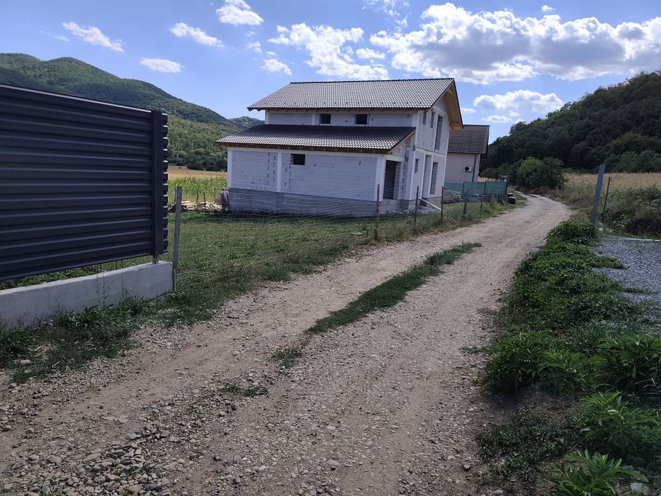 Vând casa la rosu