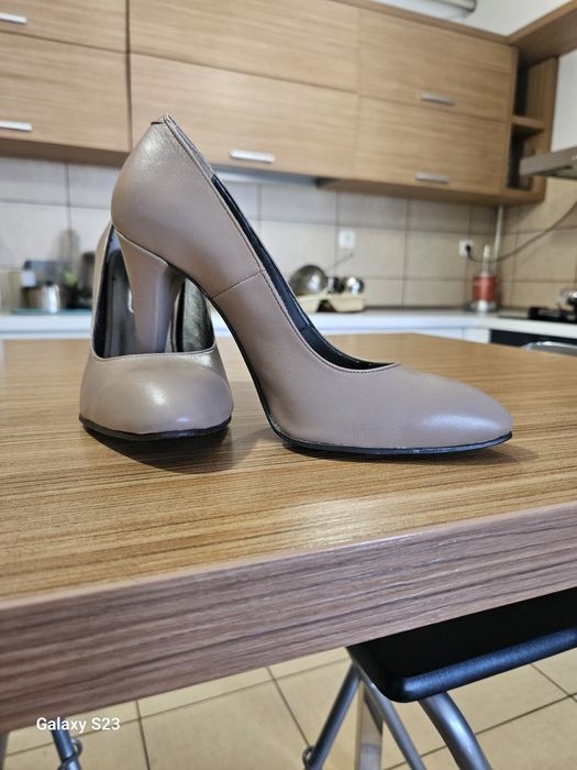Pantofi piele.marimea 38. 50 lei