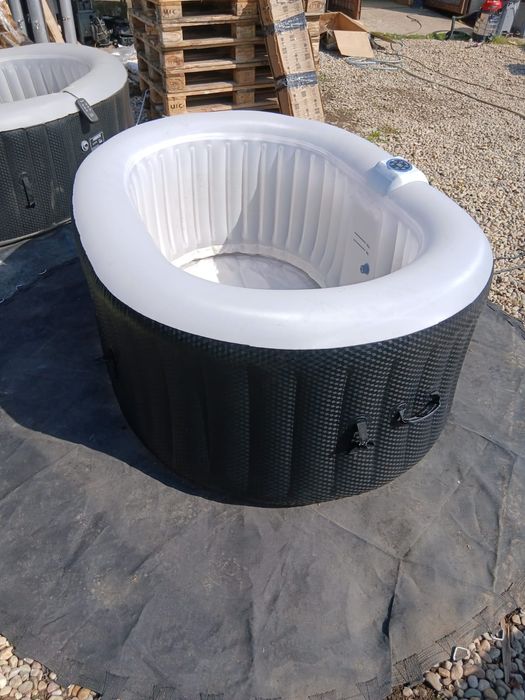 Jacuzzi oval cu bule și încălzire pana la 40 grade preț 1200 lei are ș
