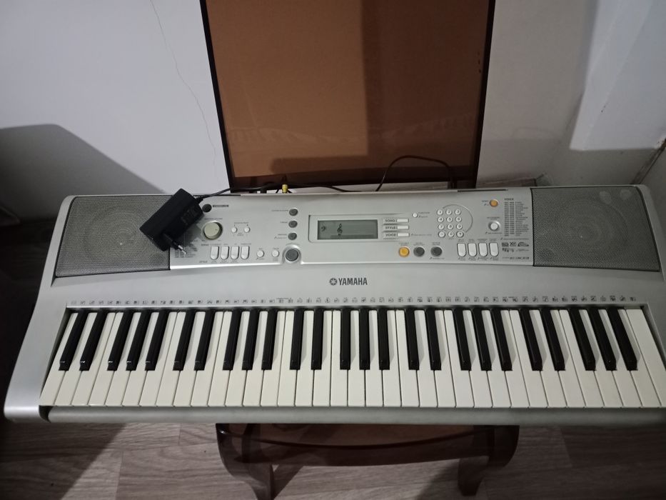 Синтезатор Yamaha PSR-E303