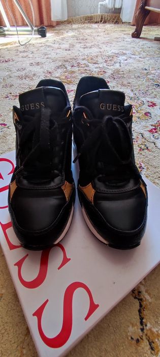 Женские кроссовки Guess