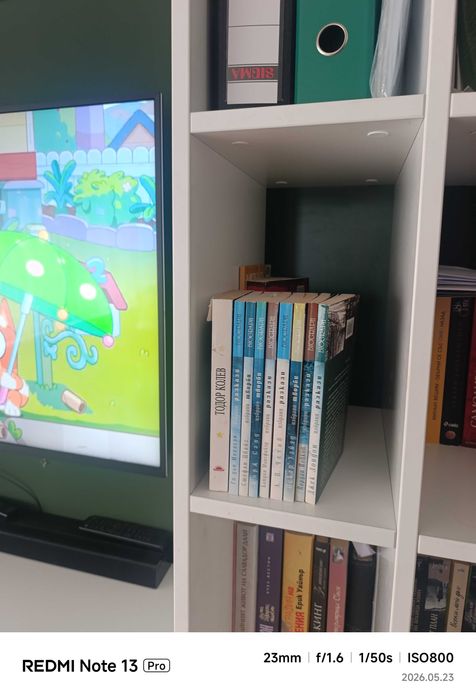 Голяма етажерка за книги