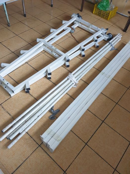 Стеллаж для ткани в рулонах.