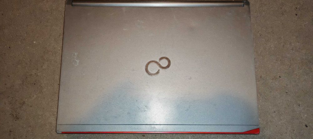 Laptop Fujitsu LifeBook  E736 Intel Core I5 6300U 8gb ddr4 dspy 13,2inch ULTIMELE