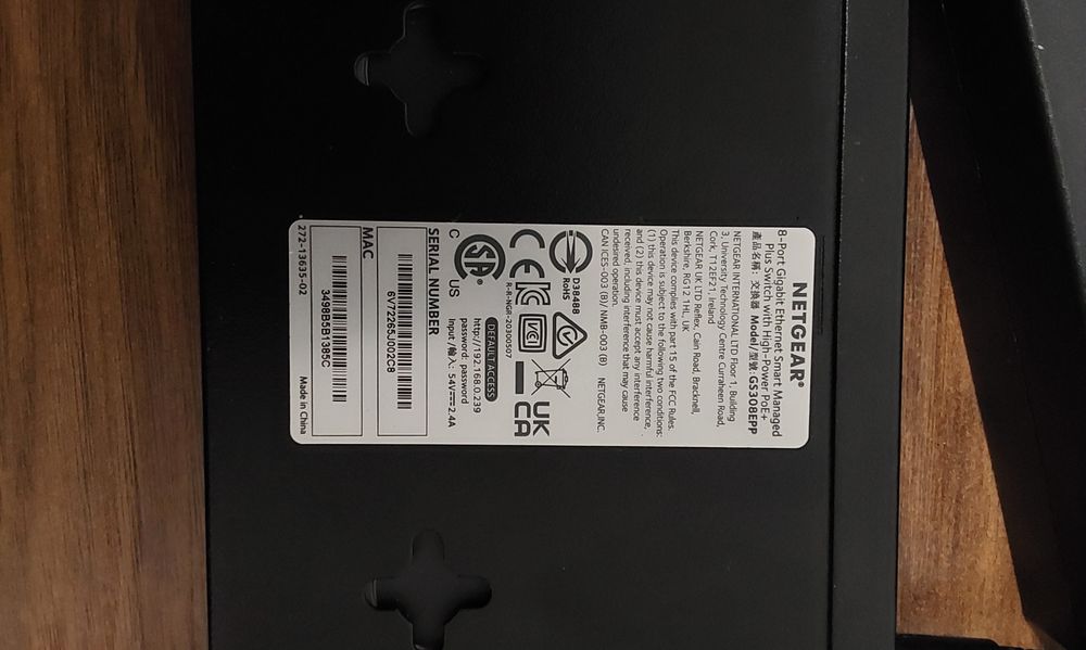 Switch de rețea NETGEAR, model GS308EPP, cu 8 porturi.