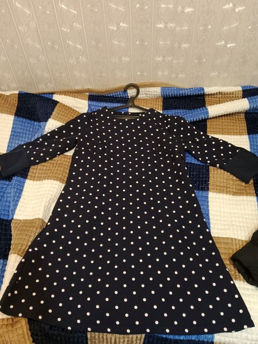 Продам платье темно синее в горошек