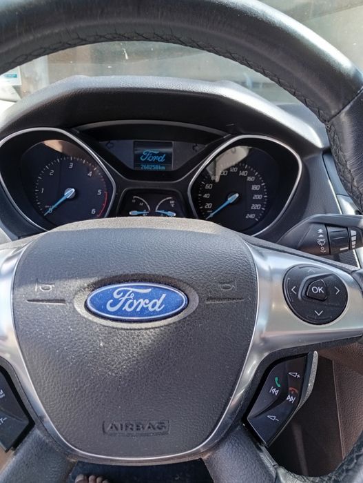 Vând Ford focus mașină de familia