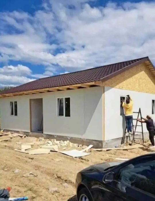 Vând căsuțe din structură metalică și panouri sandwich