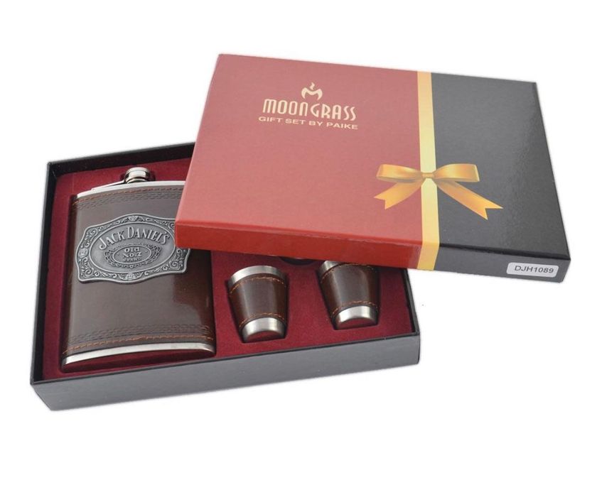 Стилен подаръчен комплект за мъже в картонена кутия.