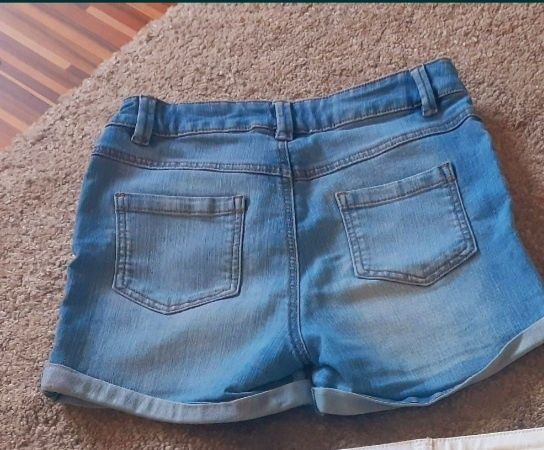 Pantaloni fete scurți din blugi.