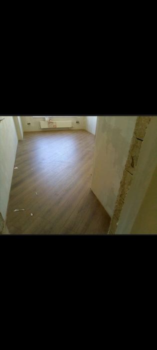 Укладка ламината, установка плинтуса